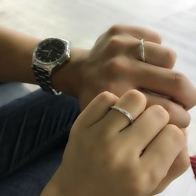 【銀座ダイヤモンドシライシの口コミ】 夫の方は、夫が自分で決めて割と即決でした。
私の方は悩みましたが、指が…