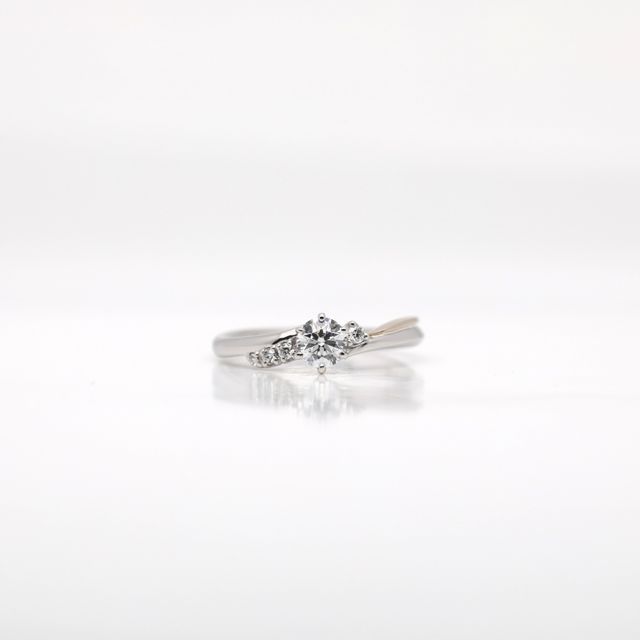 【atelier CraM(アトリエ クラム)の口コミ】 
左右非対称のデザインに惹かれてこの指輪にしました。他店にはないデザイ…