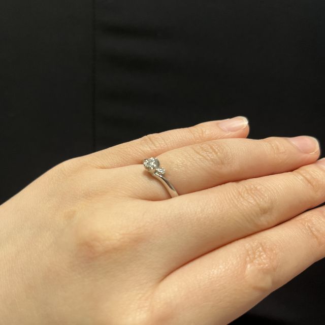 【4℃ BRIDAL(ヨンドシーブライダル)の口コミ】 リング部分がバラのようなデザインになっていて、他の人と被りにくいのと…