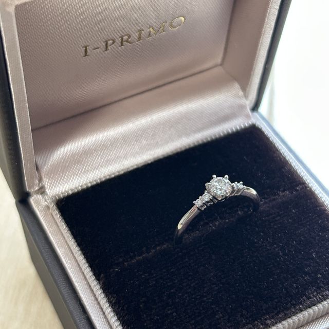 【アイプリモ(I-PRIMO)の口コミ】 左右のオリオン座の可愛いモチーフとメレダイヤがメインのダイヤをより際…