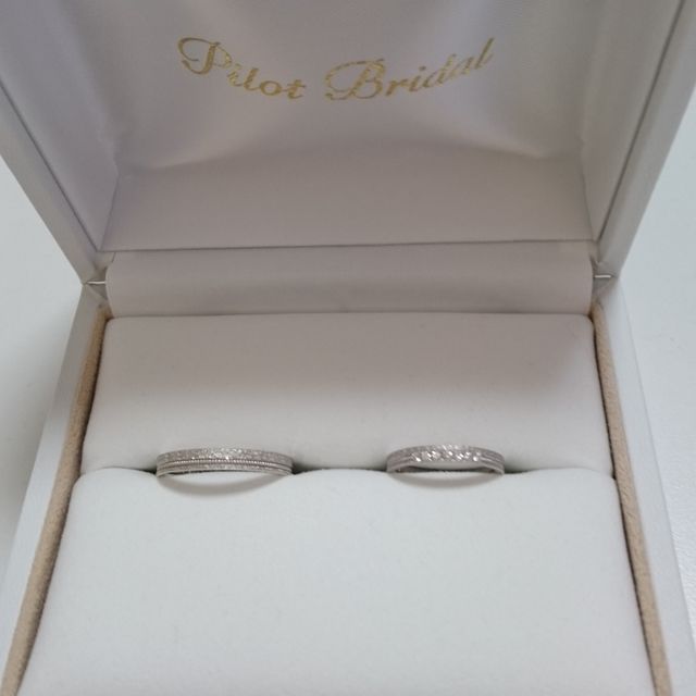 【PILOT BRIDAL(パイロットブライダル)の口コミ】 ただのツルッとした指輪ではなくザラザラがあり存在感が気に入りました。
…