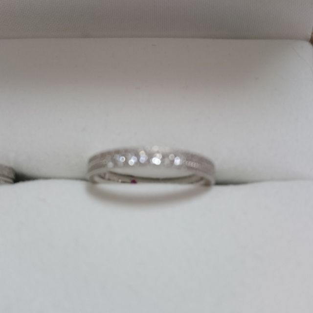 【PILOT BRIDAL(パイロットブライダル)の口コミ】 ただのツルッとした指輪ではなくザラザラがあり存在感が気に入りました。
…