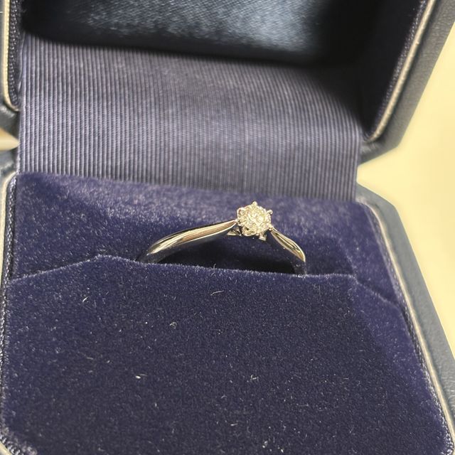 【銀座ダイヤモンドシライシの口コミ】 百合の花をモチーフとしたデザインで、ダイヤモンドをより美しく見せてく…