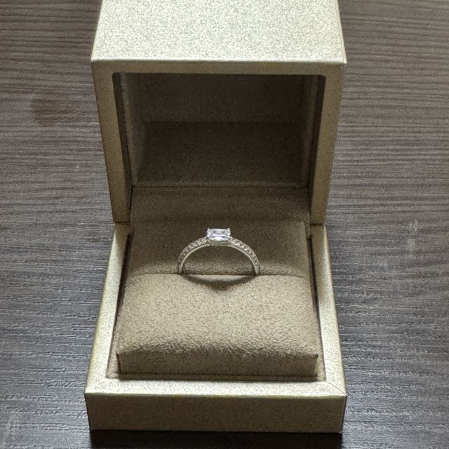 【和光ブライダルブティックギンザの口コミ】 センターにアショカダイヤモンドをセットし、周囲には32個のメレダイヤが…