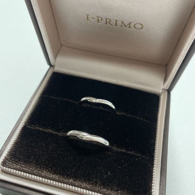 【アイプリモ(I-PRIMO)の口コミ】 シンプルだけど、斜めになってるラインが綺麗に見えます。ストーンが３つ…