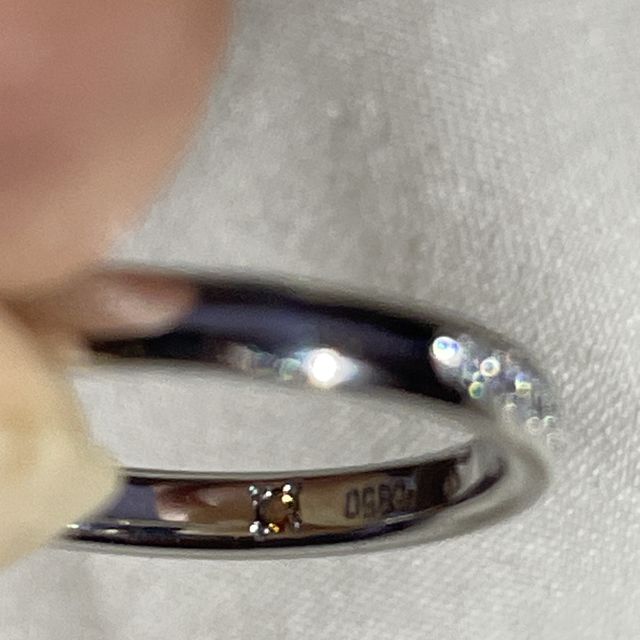 【アイプリモ(I-PRIMO)の口コミ】 シンプルな直線形状であり結婚指輪としての存在感がありつつ、台形状にダ…