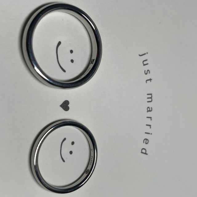 【アイプリモ(I-PRIMO)の口コミ】 シンプルな直線形状であり結婚指輪としての存在感がありつつ、台形状にダ…