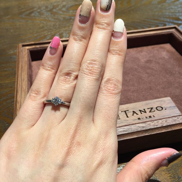 【TANZO.(鍛造指輪)の口コミ】 自分でデザインを決められて、親身に相談に乗ってくれました。
定番の婚約…