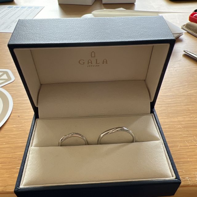 【GALA JEWELRY(ガラジュエリー)の口コミ】 指輪のデザインは奥様の推薦でウェーブがかかった感じにしました。
そのウ…