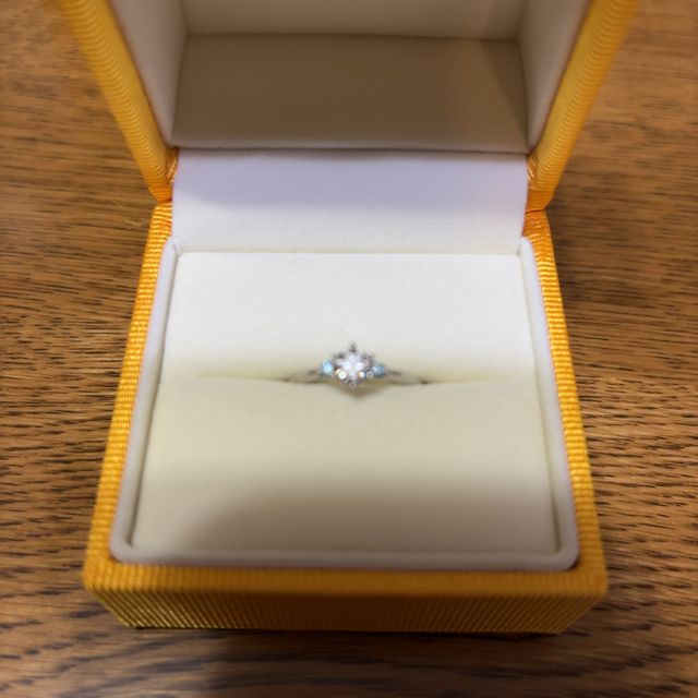 【ケイウノ ブライダル(K.UNO BRIDAL)の口コミ】 ブループーロのセットリングを購入しました。
とても素敵で結婚指輪の内側…