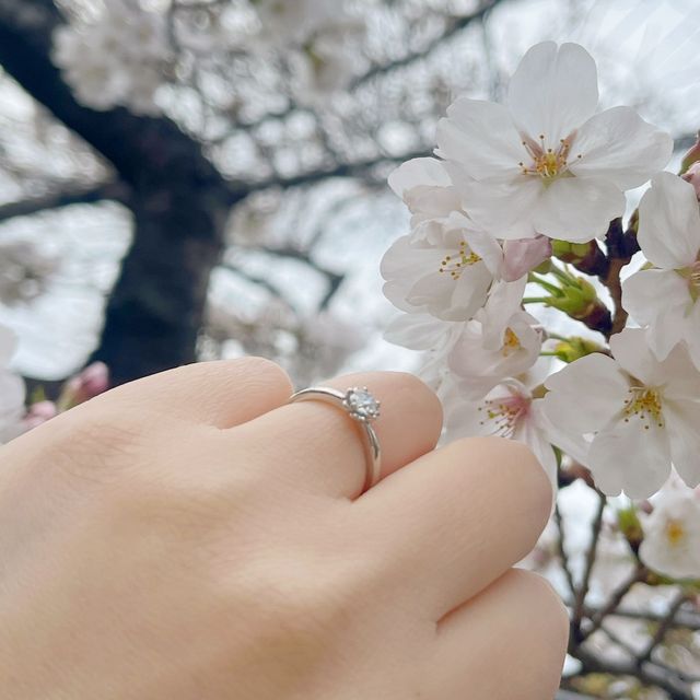 【TOMOE(トモエ)の口コミ】 ダイヤの台座の部分が桜の花の形になっているだけでなく、よく見るとダイ…