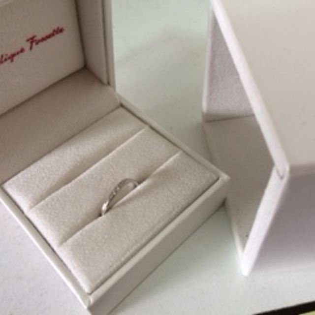 【アンジェリックフォセッテ(Angelique Fossette)の口コミ】 リングが斜めにカーブしており、指がとてもきれいに見えるデザインだなと…