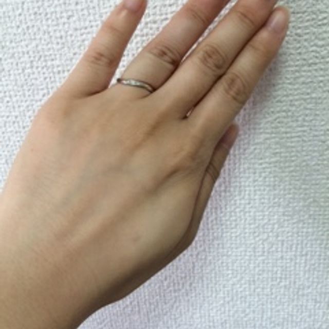 【アンジェリックフォセッテ(Angelique Fossette)の口コミ】 リングが斜めにカーブしており、指がとてもきれいに見えるデザインだなと…