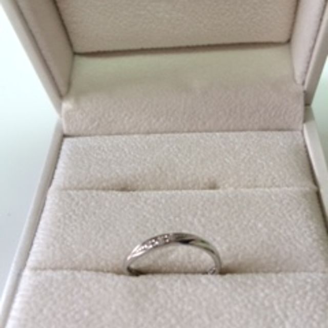 【アンジェリックフォセッテ(Angelique Fossette)の口コミ】 リングが斜めにカーブしており、指がとてもきれいに見えるデザインだなと…