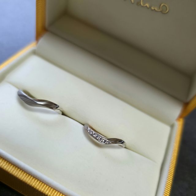 【ケイウノ ブライダル(K.UNO BRIDAL)の口コミ】 つや消しをする事で木目を強調させるそうですが、キラキラした指輪にも憧…