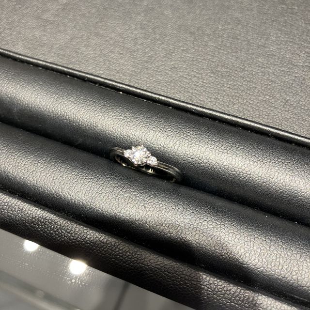 【エクセルコダイヤモンド(EXELCO DIAMOND)の口コミ】 この指輪は、上品なデザインと繊細な輝きが魅力です。シンプルながらも存…