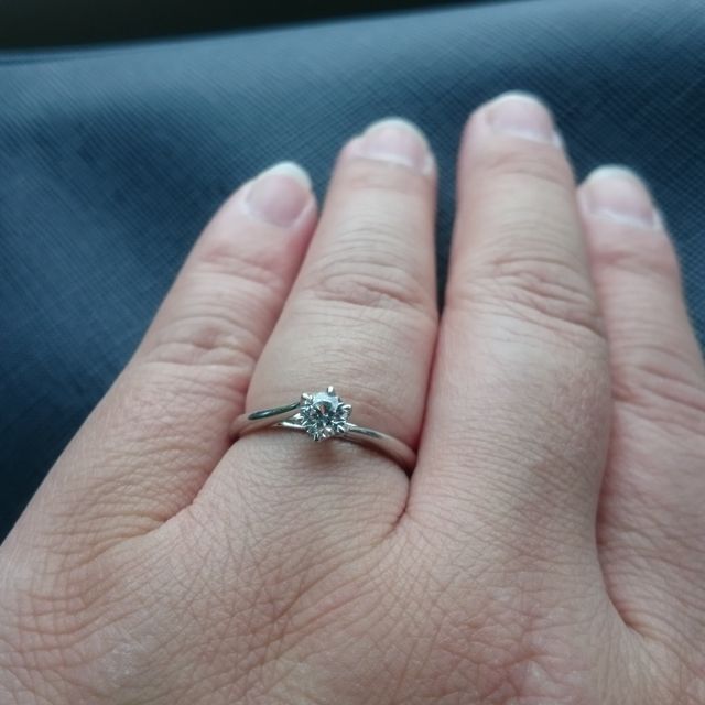 【銀座ダイヤモンドシライシの口コミ】 枠のデザインがおしゃれで一目惚れしました。
試着した感じもよく、即決で…