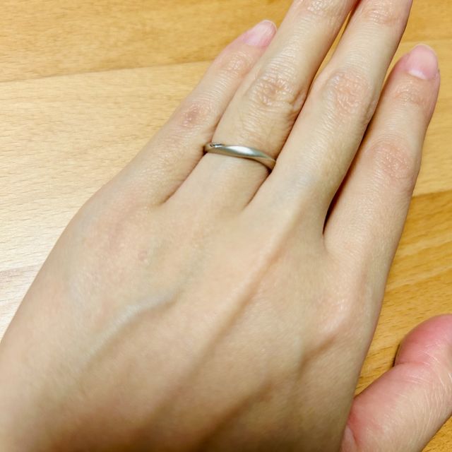 【銀座ダイヤモンドシライシの口コミ】 デザイン性が決め手でした。夫の指輪も波打つような形のウェーブが入って…