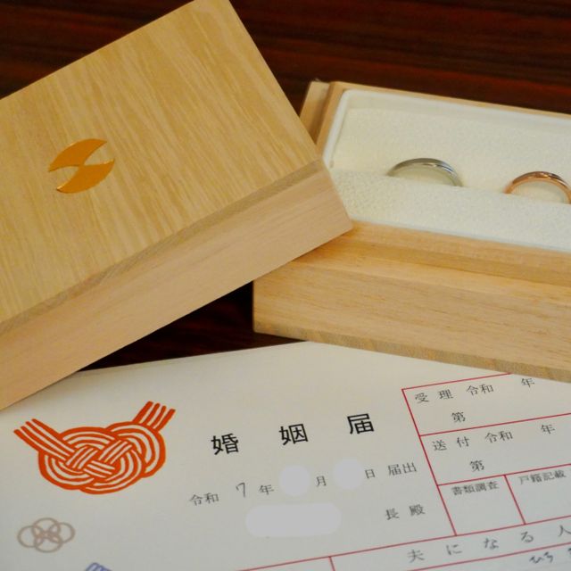 【AMATSU(アマツ)の口コミ】 流線のデザインの指輪を色々見せていただきましたが、ダイヤが3粒隙間を空…