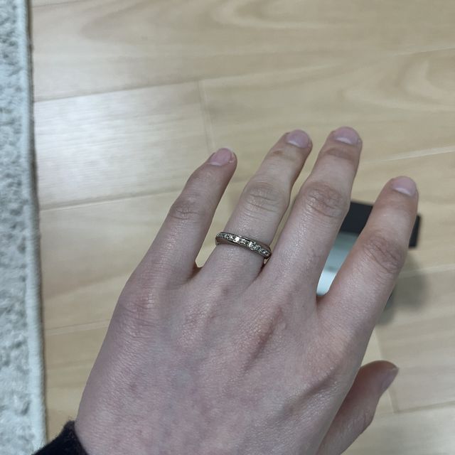 【アンジェリックフォセッテ(Angelique Fossette)の口コミ】 ダイヤが斜めに入っているため指が綺麗に見えるのと、太めのため着けた時…