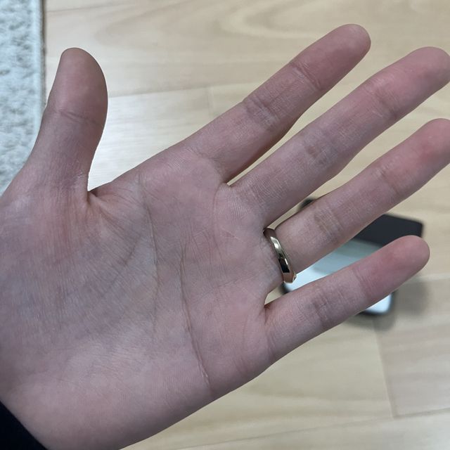 【アンジェリックフォセッテ(Angelique Fossette)の口コミ】 ダイヤが斜めに入っているため指が綺麗に見えるのと、太めのため着けた時…