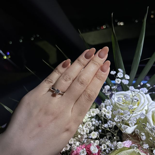 【エクセルコダイヤモンド(EXELCO DIAMOND)の口コミ】 真ん中のダイヤモンドは主に彼に選んでいただきました。
シンプルなストレ…