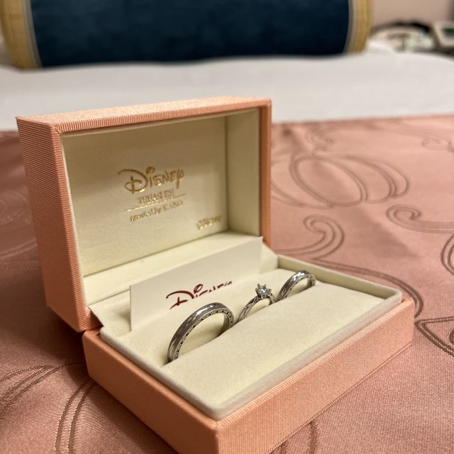 【ケイウノ ブライダル(K.UNO BRIDAL)の口コミ】 結婚指輪はすこし指輪自体は太めで存在感があり、氷をイメージしたデザイ…