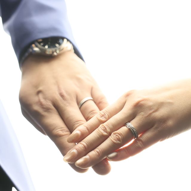 【ケイウノ ブライダル(K.UNO BRIDAL)の口コミ】 結婚指輪はすこし指輪自体は太めで存在感があり、氷をイメージしたデザイ…