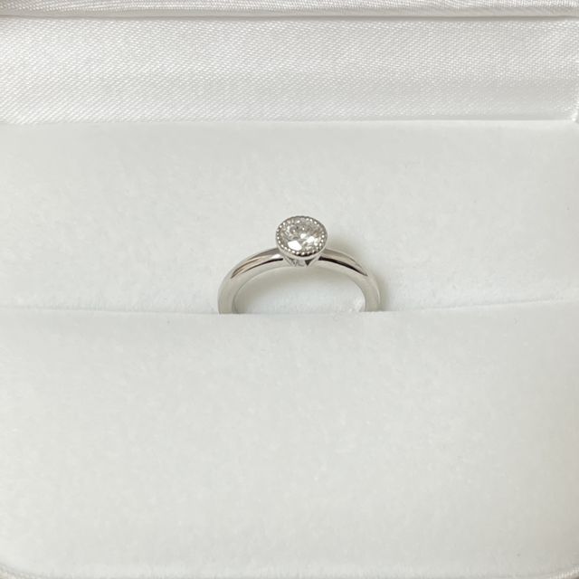 【OK9(オーケーナイン)の口コミ】 デザインは1粒ダイヤのソリティアですが、ダイヤの周りにミルグレインを入…