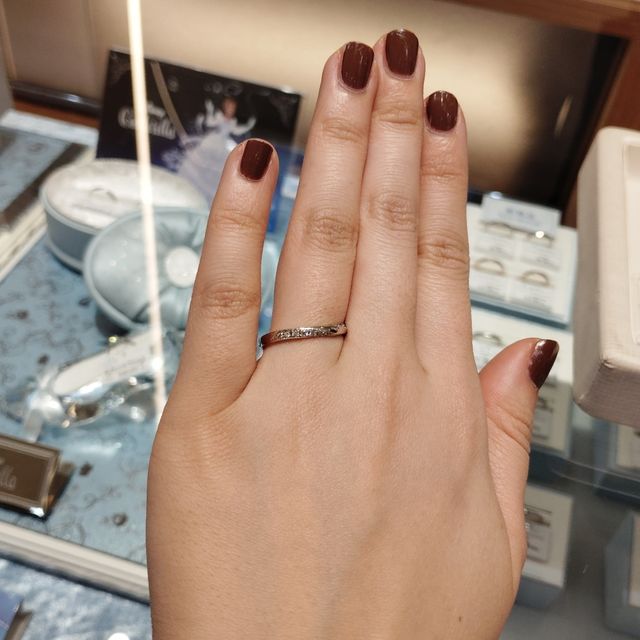 【Only You(オンリーユー)の口コミ】 ダイヤが多く使われており、ねじれデザインであるが、飛び出ていないため…