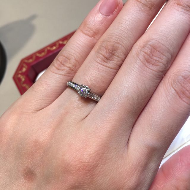 【カルティエ(Cartier)の口コミ】 メレダイヤまで美しい指輪でした。センターのダイヤモンドも0.3ct.位のも…