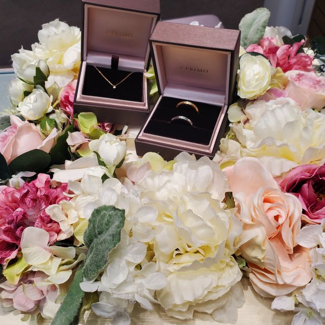 【アイプリモ(I-PRIMO)の口コミ】 女性用はダイヤが小さいのがついていますが、２つずつが三ケ所並んでいる…