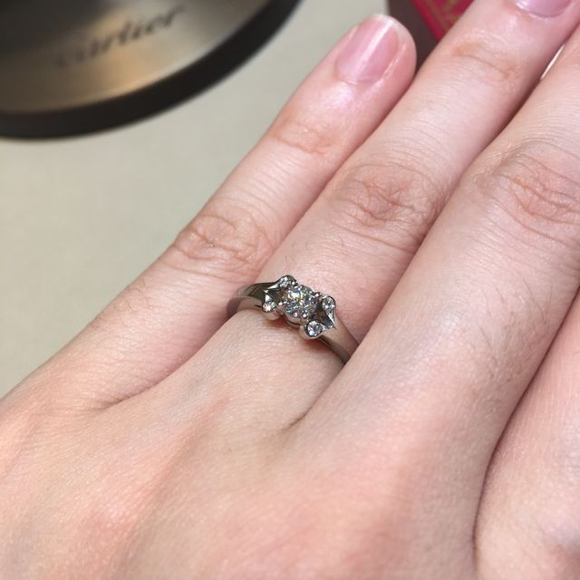【カルティエ(Cartier)の口コミ】 バレリーナという名前がとても可愛らしい指輪。
中心のダイヤモンドを2人…