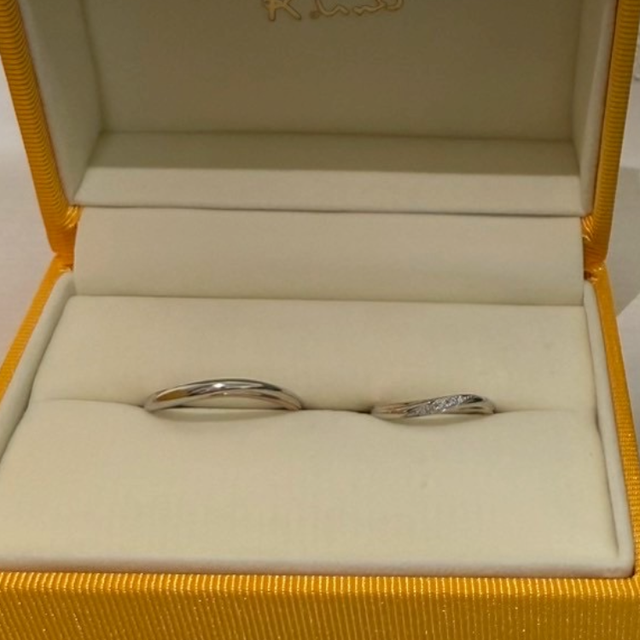 【ケイウノ ブライダル(K.UNO BRIDAL)の口コミ】 プラチナに少しだけゴールドが入っているので、とてもおしゃれで、尚且つ…