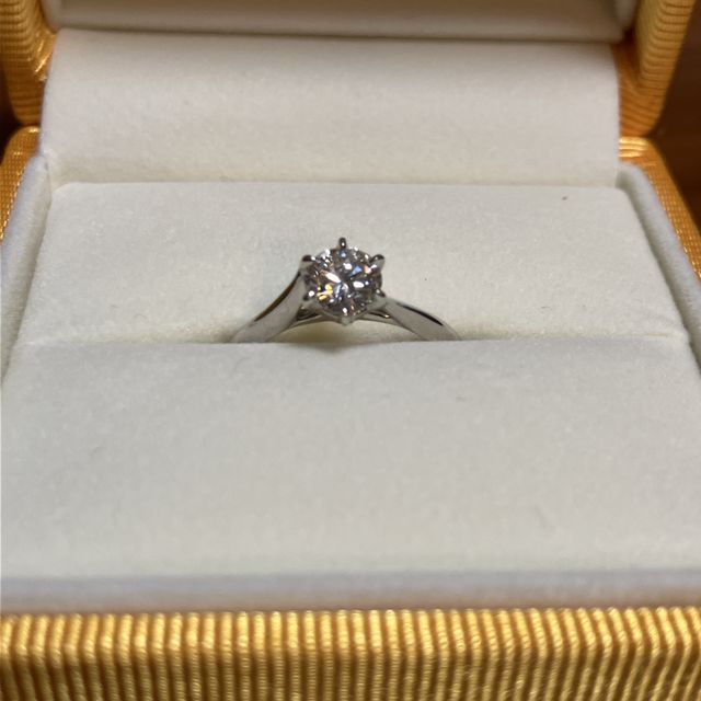 【ケイウノ ブライダル(K.UNO BRIDAL)の口コミ】 リメイクオーダーでしたが、指が華奢に見えて流線型の既成デザインにダイ…