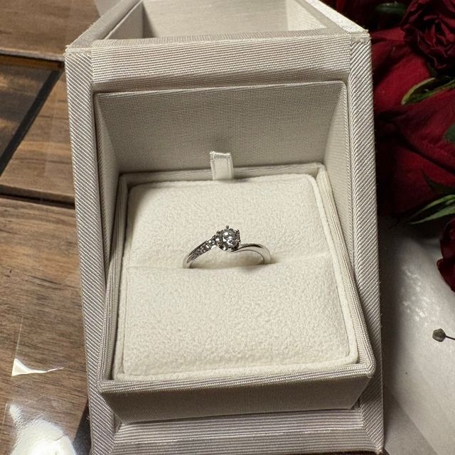 【ENUOVE(イノーヴェ)の口コミ】 ねじりが特徴的なデザインですが、そこまで主張の強いねじりではなく優し…