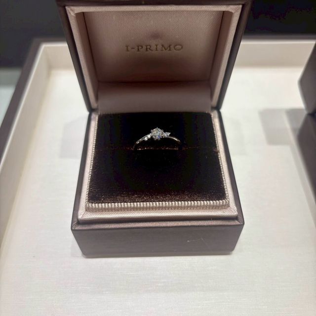 【アイプリモ(I-PRIMO)の口コミ】 大粒なダイヤの周りに小粒のダイヤが舞っているようなデザインに惹かれて…