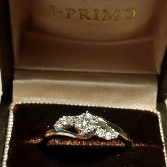 【アイプリモ(I-PRIMO)の口コミ】 &infin;を基調とした作品で小さなダイヤモンドが左右非対称に装飾されてお…