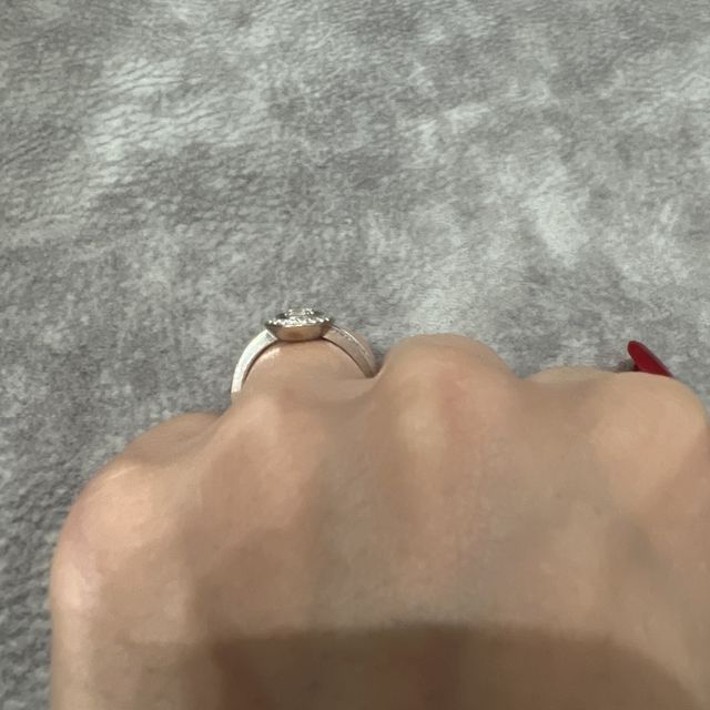 【ブシュロン(BOUCHERON)の口コミ】 たてづめがないタイプで毎日付けています。
婚約指輪は大事なシーンで付け…