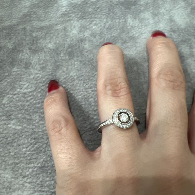 【ブシュロン(BOUCHERON)の口コミ】 たてづめがないタイプで毎日付けています。
婚約指輪は大事なシーンで付け…