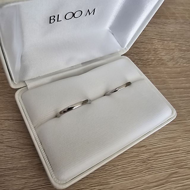 【BLOOM(ブルーム)の口コミ】 プラチナ素材で、シンプルなデザインですがずっしりと重みがあってとても…