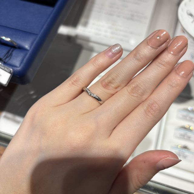 【銀座ダイヤモンドシライシの口コミ】 V字の指輪のデザインを探していました。ダイヤモンドがなくさん詰められて…