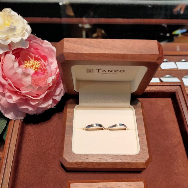 【TANZO.(鍛造指輪)の口コミ】 新郎は指輪の裏に石を、新婦はヘアラインの両サイドに石をいれました。旦…
