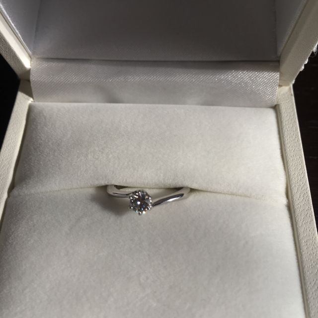 【Hamri(ハムリ)の口コミ】 プロポーズ用に結婚指輪を探していました。しかし、どこのブランドをみて…
