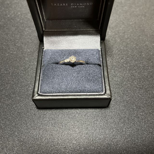 【ラザール ダイヤモンド(LAZARE DIAMOND)の口コミ】 【デザイン・テイスト・素材】
柔らかい雰囲気のウェーブ型で、メレダイヤ…