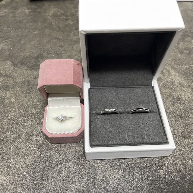 【Foulason(フレゾン)の口コミ】 セットリングであるため、婚約指輪とも違和感がない。またデザインもお揃…
