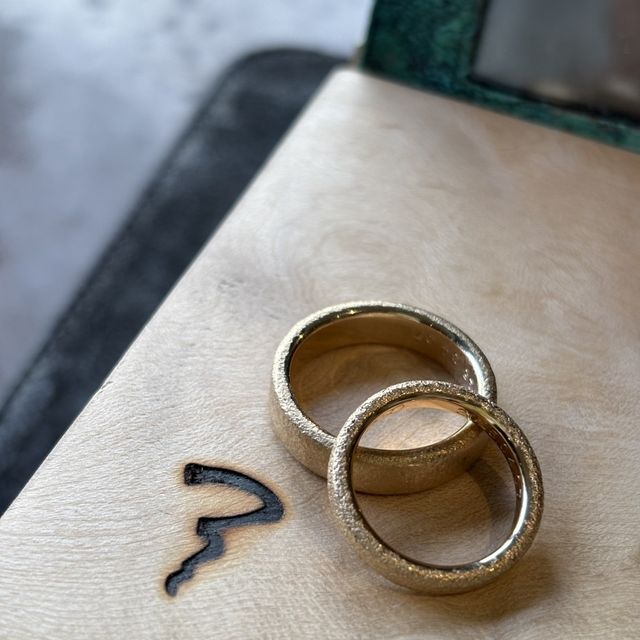 【ichi(イチ)の口コミ】 ブラウンゴールドという珍しい素材を使って作成頂いた指輪になります。
素…