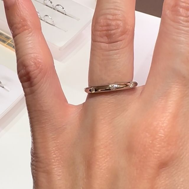 【ブルガリ(BVLGARI)の口コミ】 シンプルなストレートのマリッジリングです。3粒のダイヤモンドがついてい…
