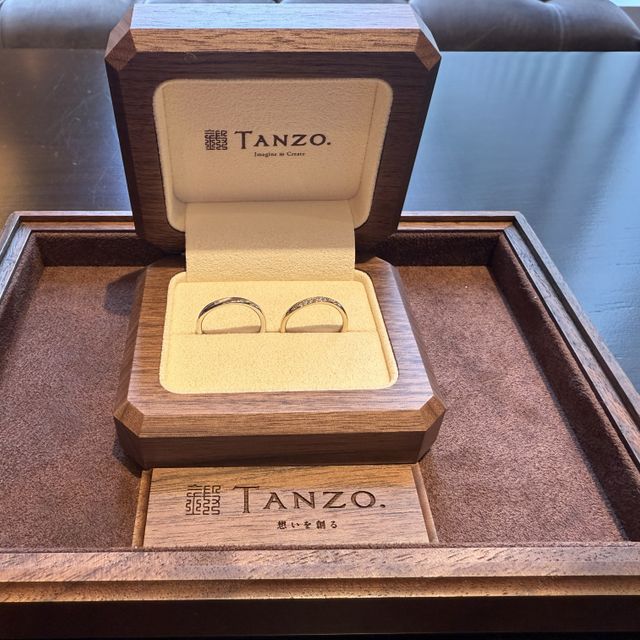 【TANZO.(鍛造指輪)の口コミ】 指輪のデザインは素敵で、着け心地が良く選んで良かったと思います。
色味…