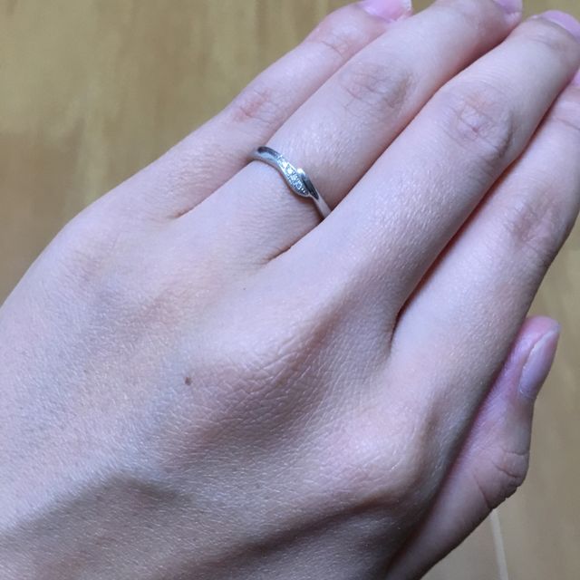 【4℃ BRIDAL(ヨンドシーブライダル)の口コミ】 指輪を付けた感じなどを見たくて店員さんにつけてもらった感じを近くから…